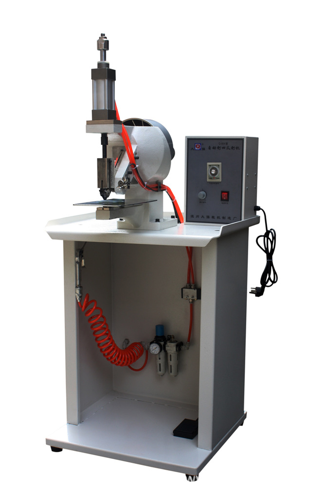 自动铆四爪钉机