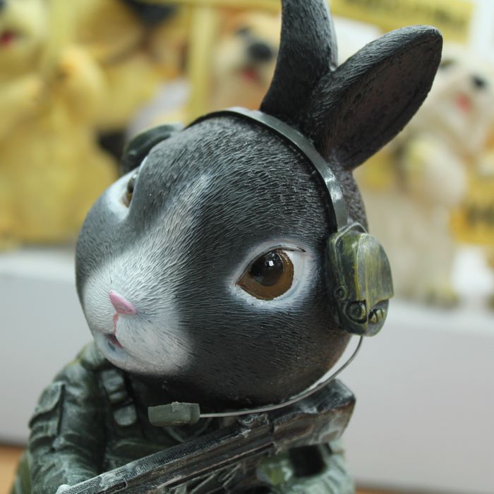 恋美家 cs迷彩服帅气兔子储蓄罐 拿枪 大号树脂摆件