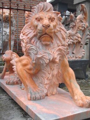 河北保定现货批发风水石雕狮子 晚霞红大型雕刻爬狮 青石狮子价格