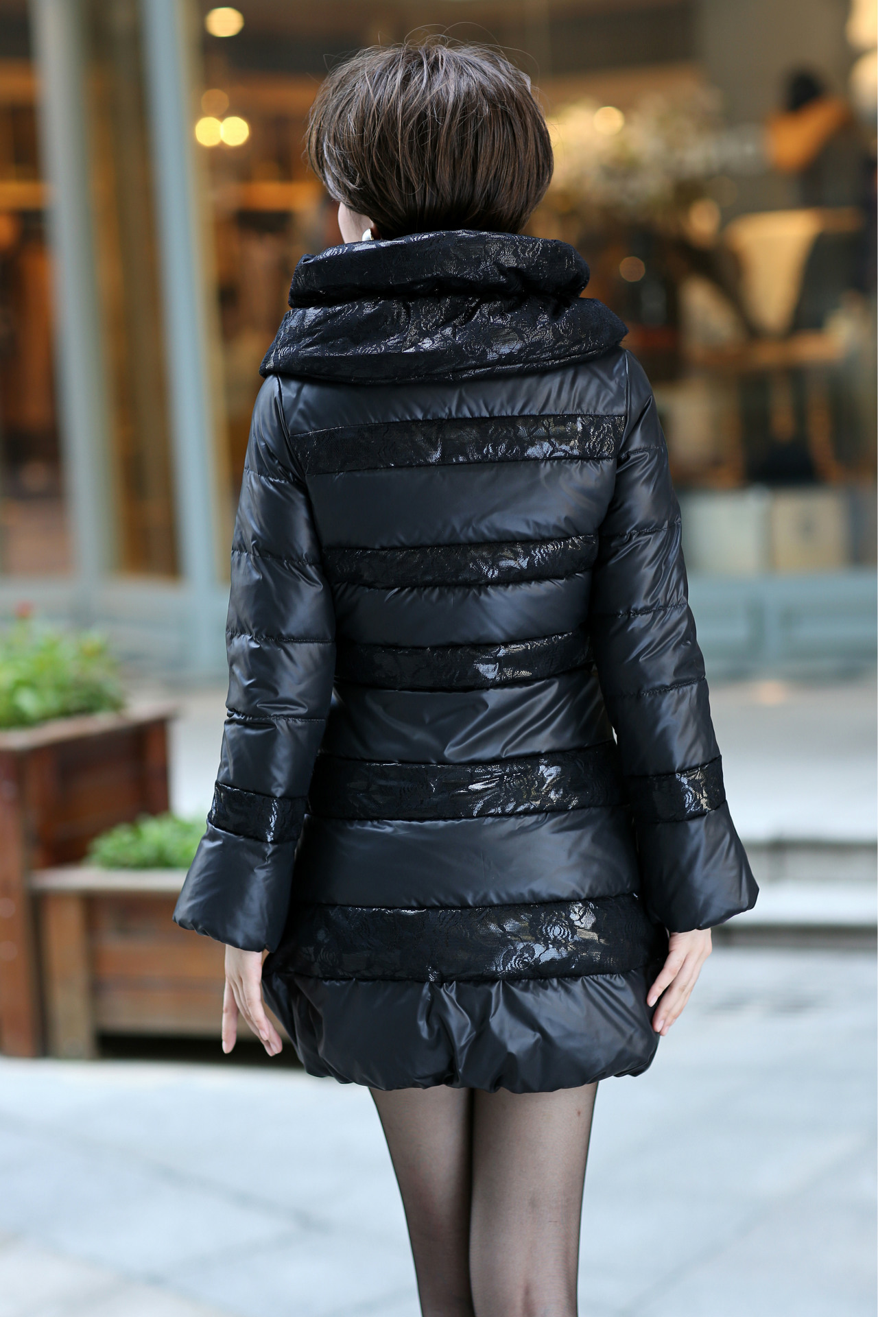 2013年平湖正品牌清仓冬装新大毛领长款羽绒服女修身口袋厂家批发