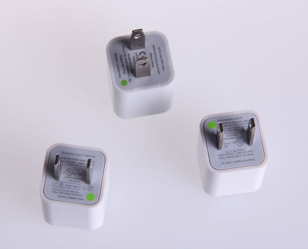 厂家大量供应苹果手机4/4s充电器,绿点充电器,数据线