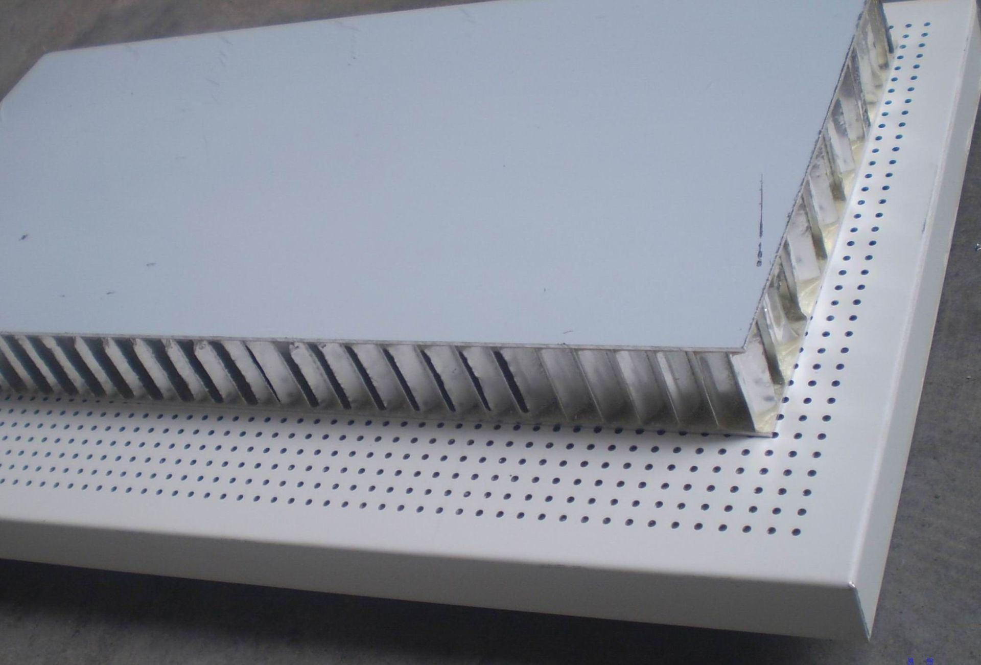 供应广州氟碳喷涂铝蜂窝板 隔热铝蜂窝板厂家直销