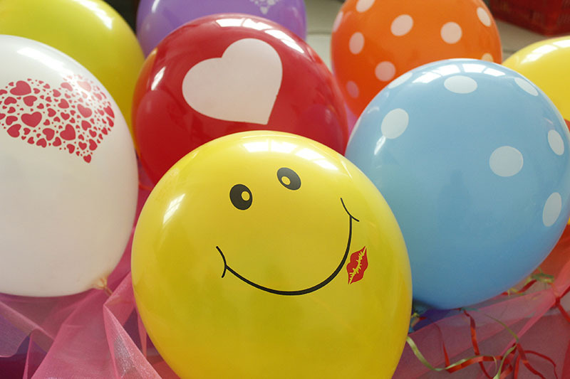 创意笑脸气球黄色带黑色嘴巴编制魔术气球笑脸带红色唇印