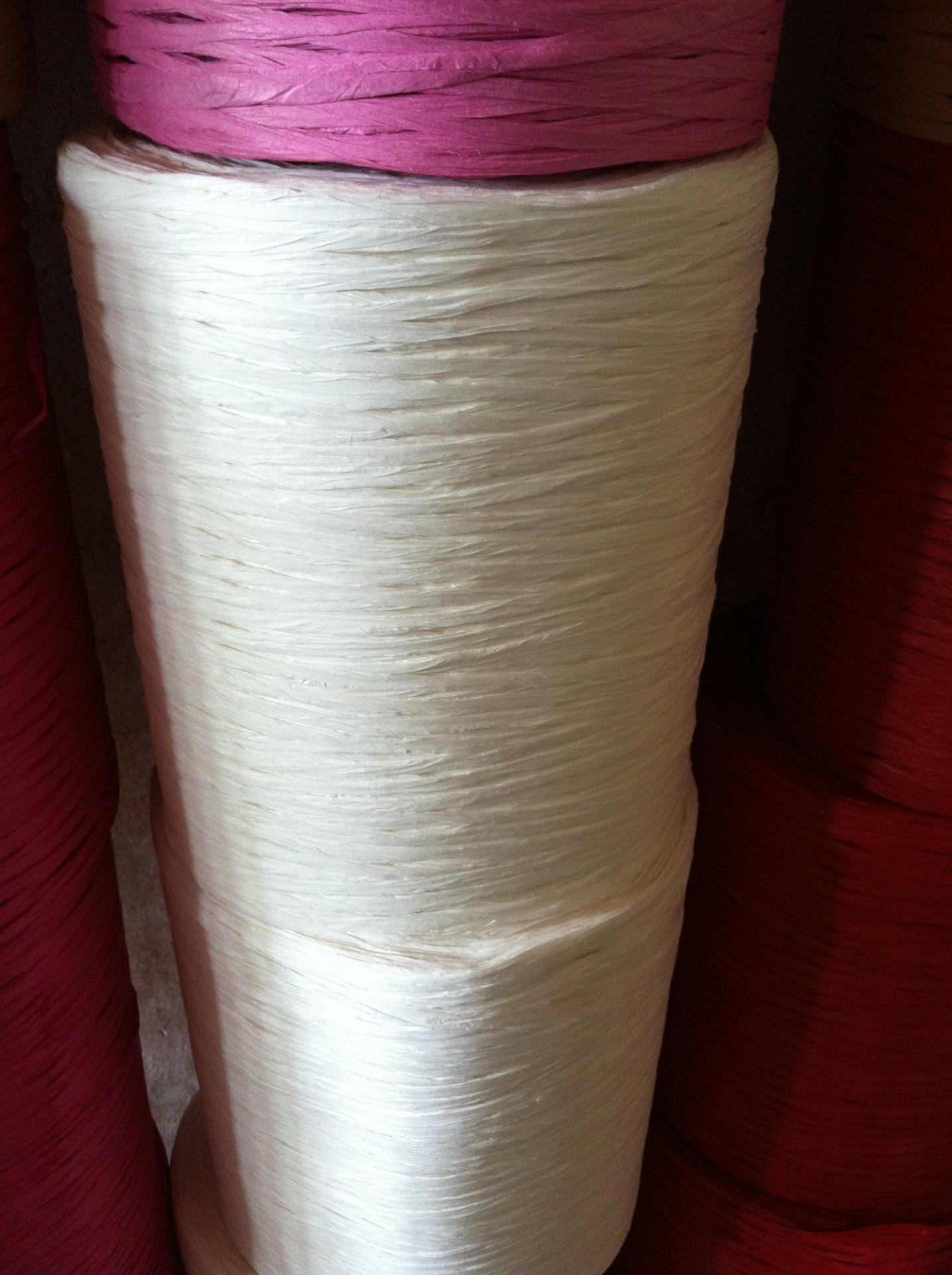 供应彩色纸拉菲草 纸绳 大卷绕卷 量多可定染 编织袋包装