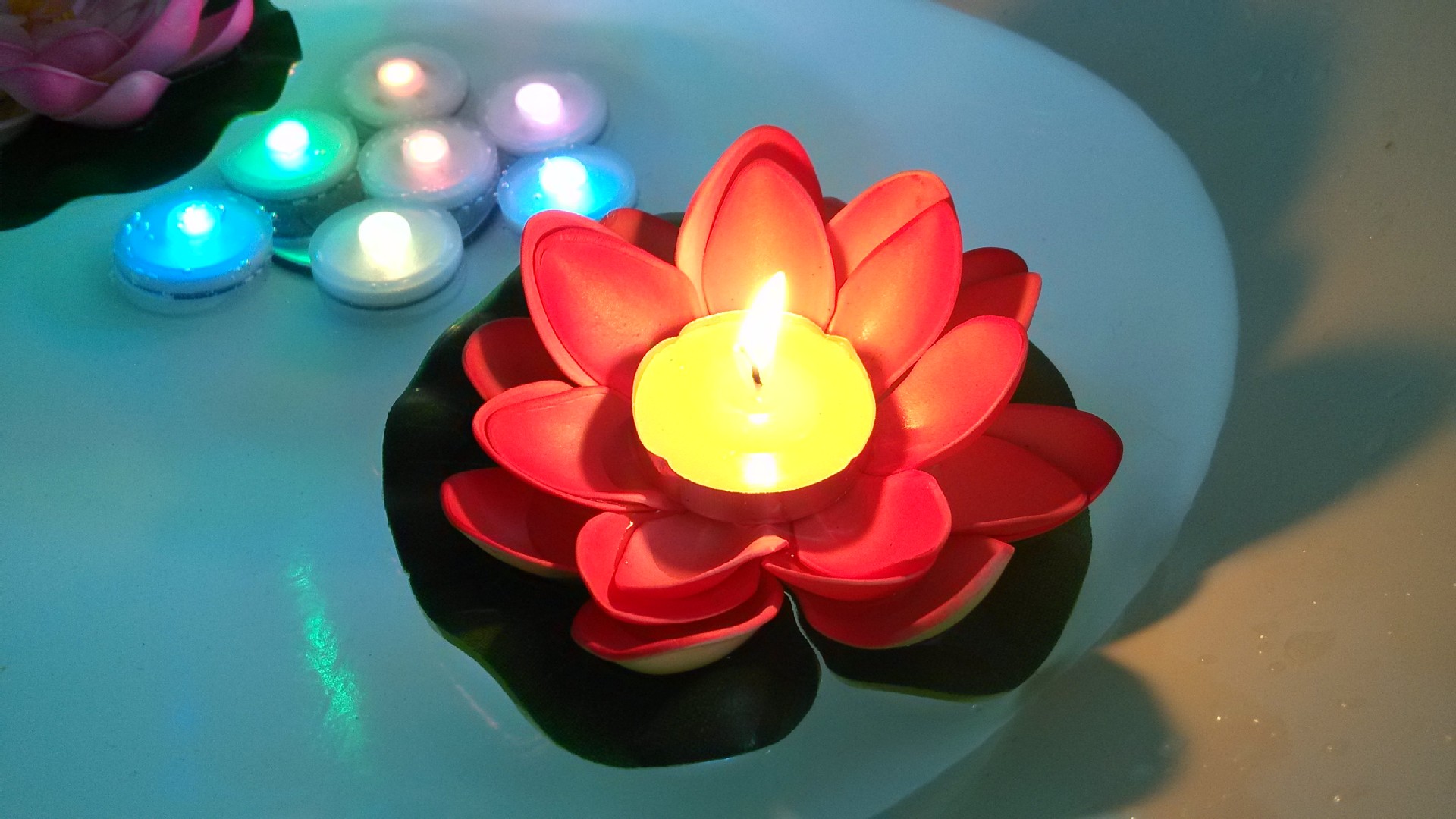 厂家直销高档仿真荷花许愿灯 地摊爆款七彩浮水蜡烛莲花灯批发