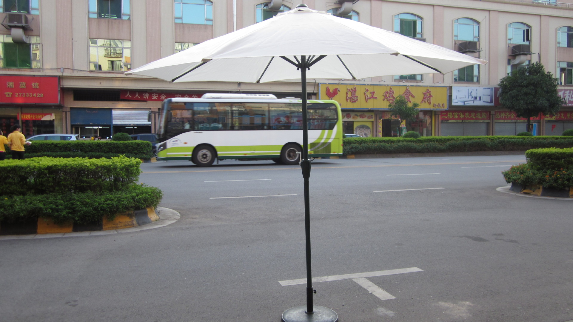 订做遮阳伞外形美观铝合金支架 配用大理石足以抵挡5级左右大风!