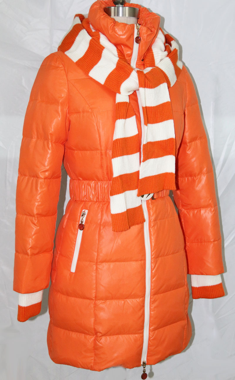 亮色围巾款女羽绒服