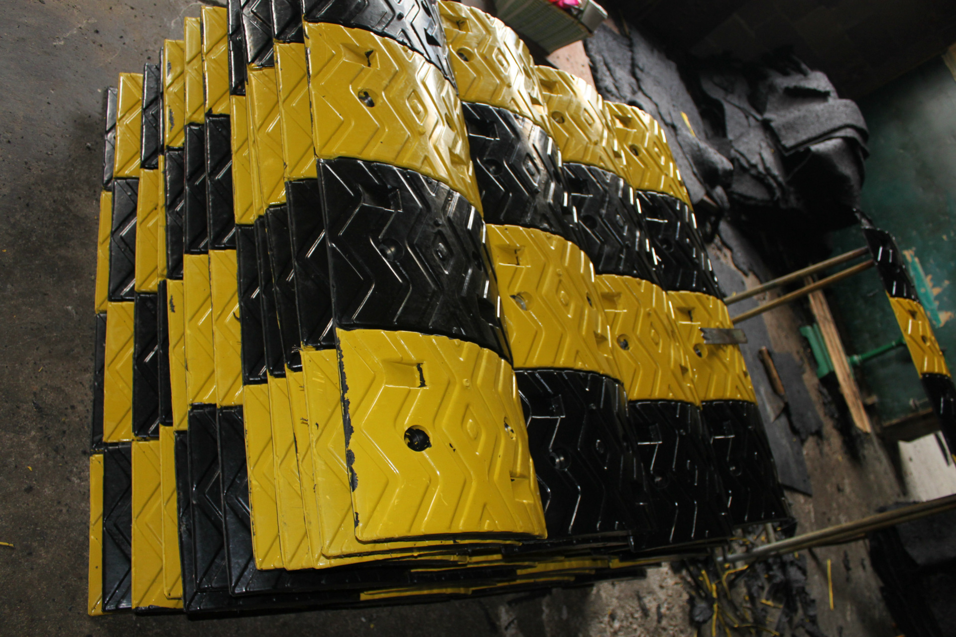 mnsd 供应 380mm橡胶减速带,橡胶减速板 优质减速垄 品牌老厂