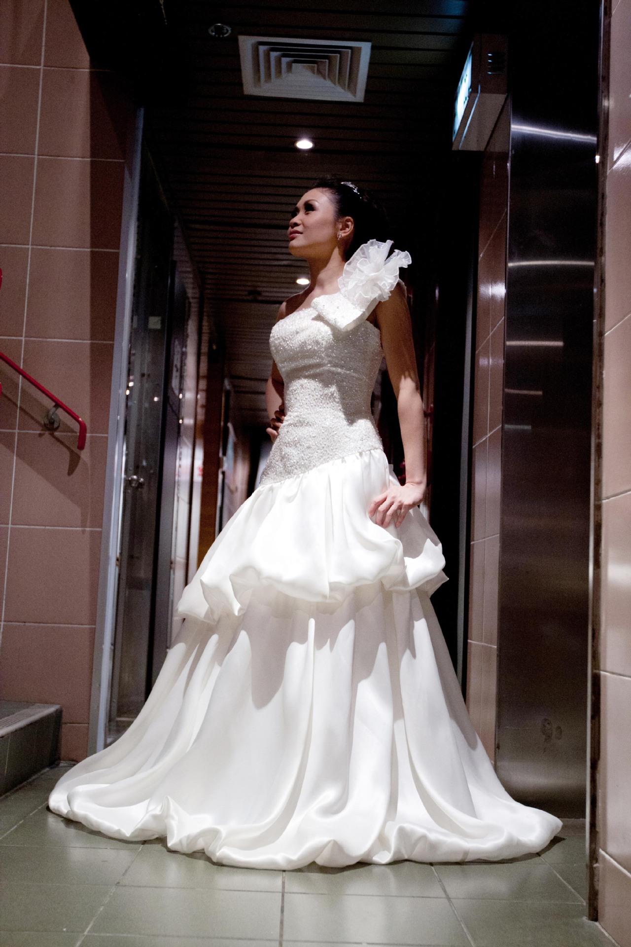 2013超豪华耀眼简约精致高档斜肩韩版婚纱sh26