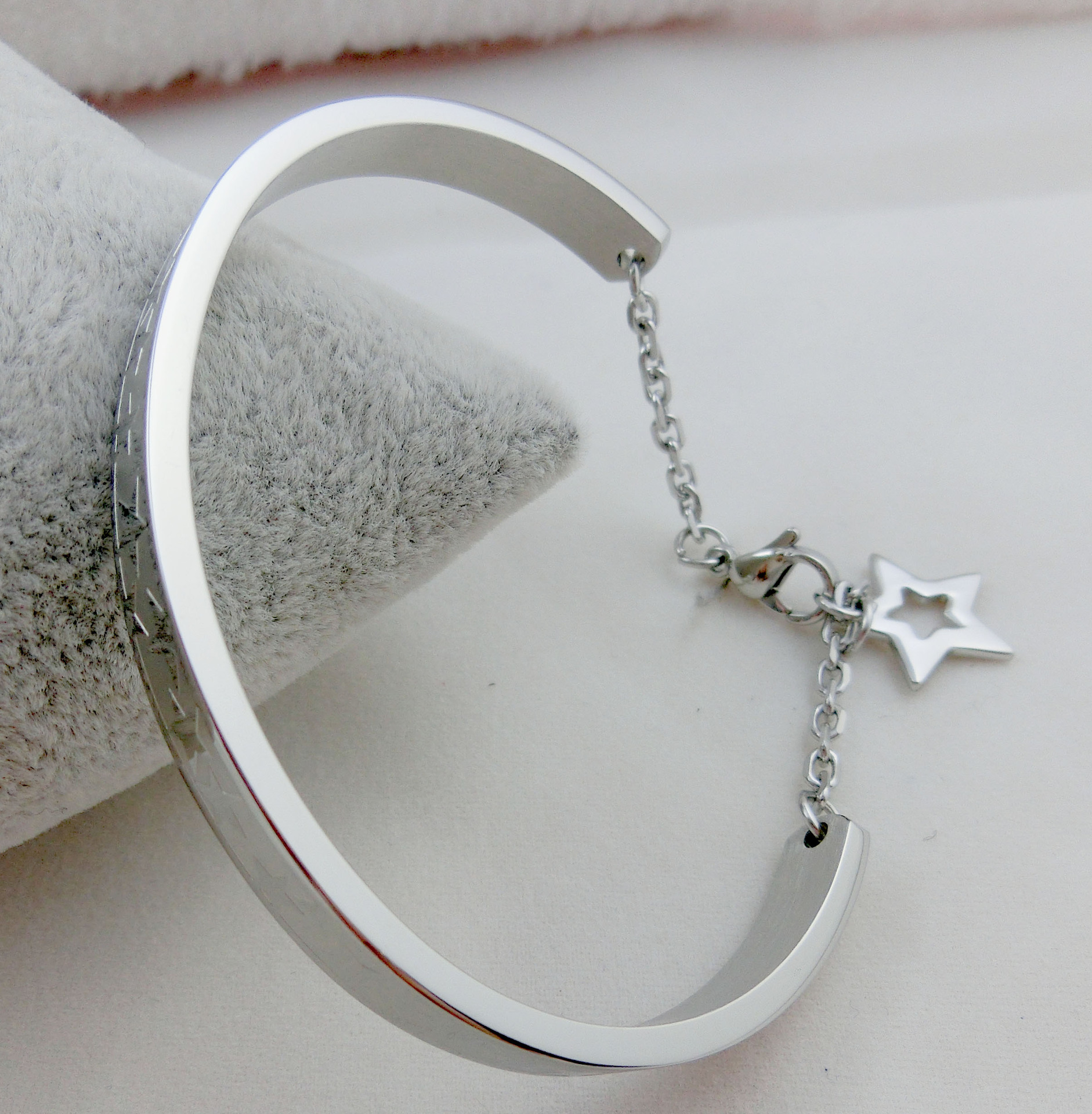 小卡地亚之心形钛钢手镯,韩国流行饰品,不锈钢情侣手镯,热卖中