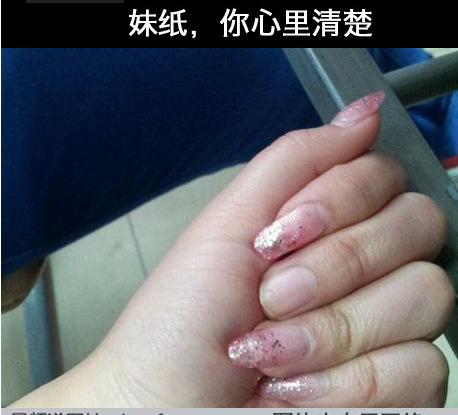 看嘛好好的指甲,中指坑顶是被化学药水腐蚀掉了.所以剪掉了.