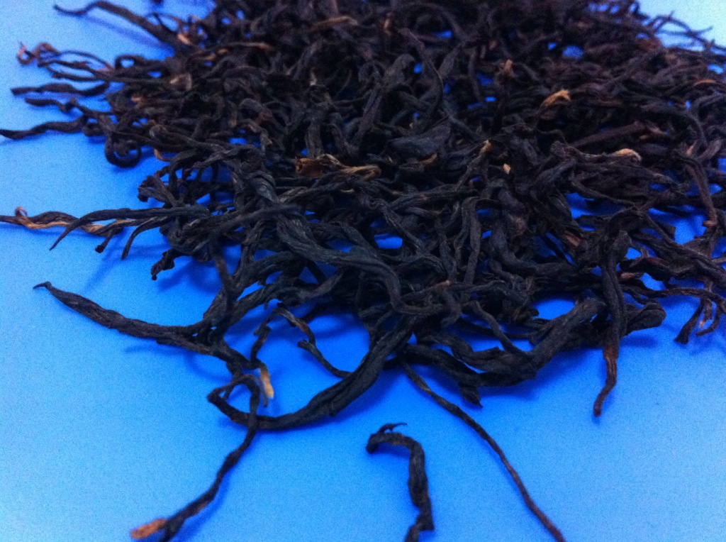 以上是发块紧压漳平水仙茶红茶分解出来的条形茶叶