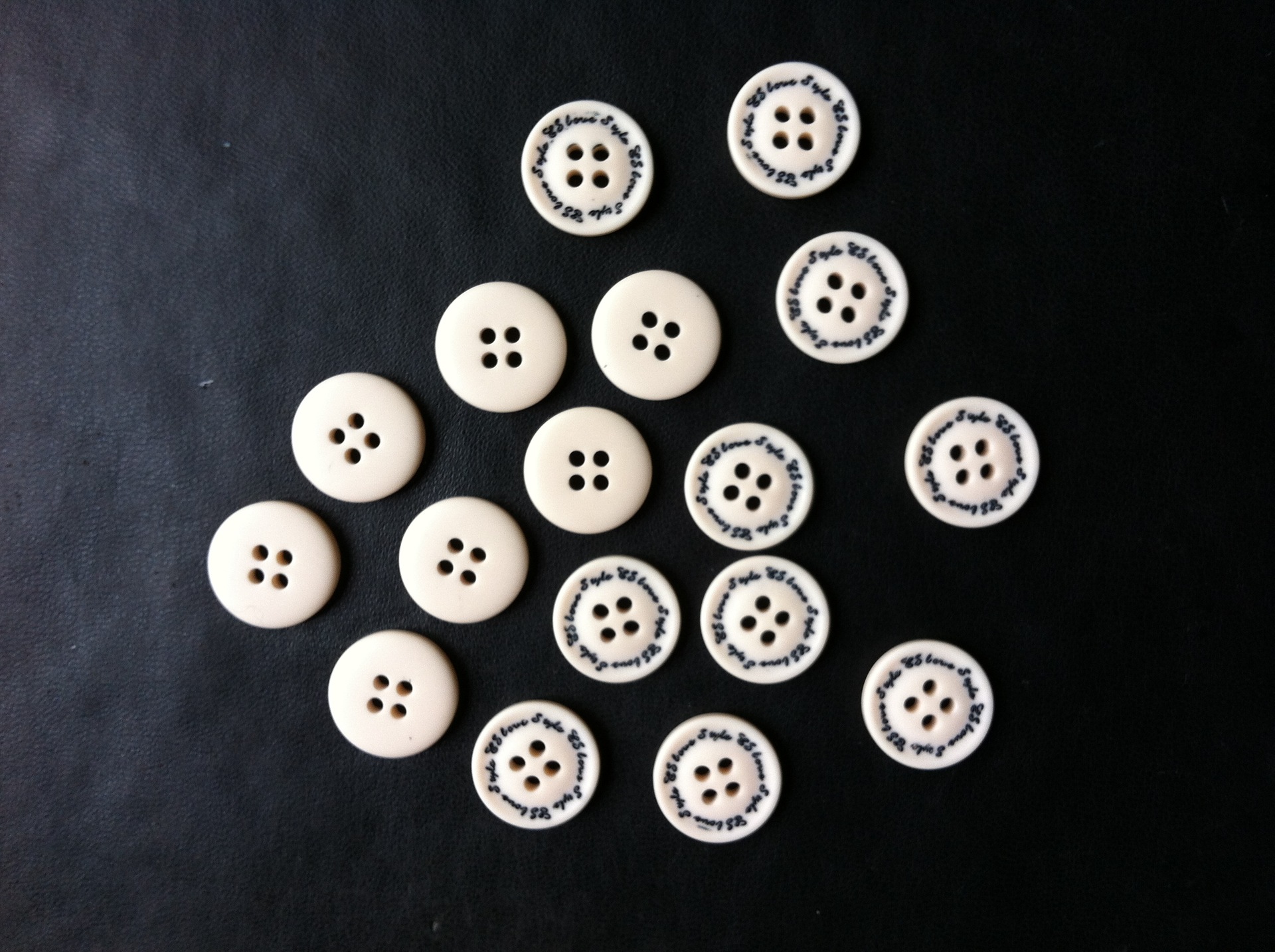 【信轩纽扣】专业生产28l圆形米白色填漆时尚树脂扣