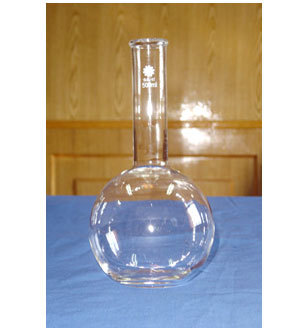 圆底烧瓶,口比较细,可以防止液体流出,可以进行长时间加热,但必须垫