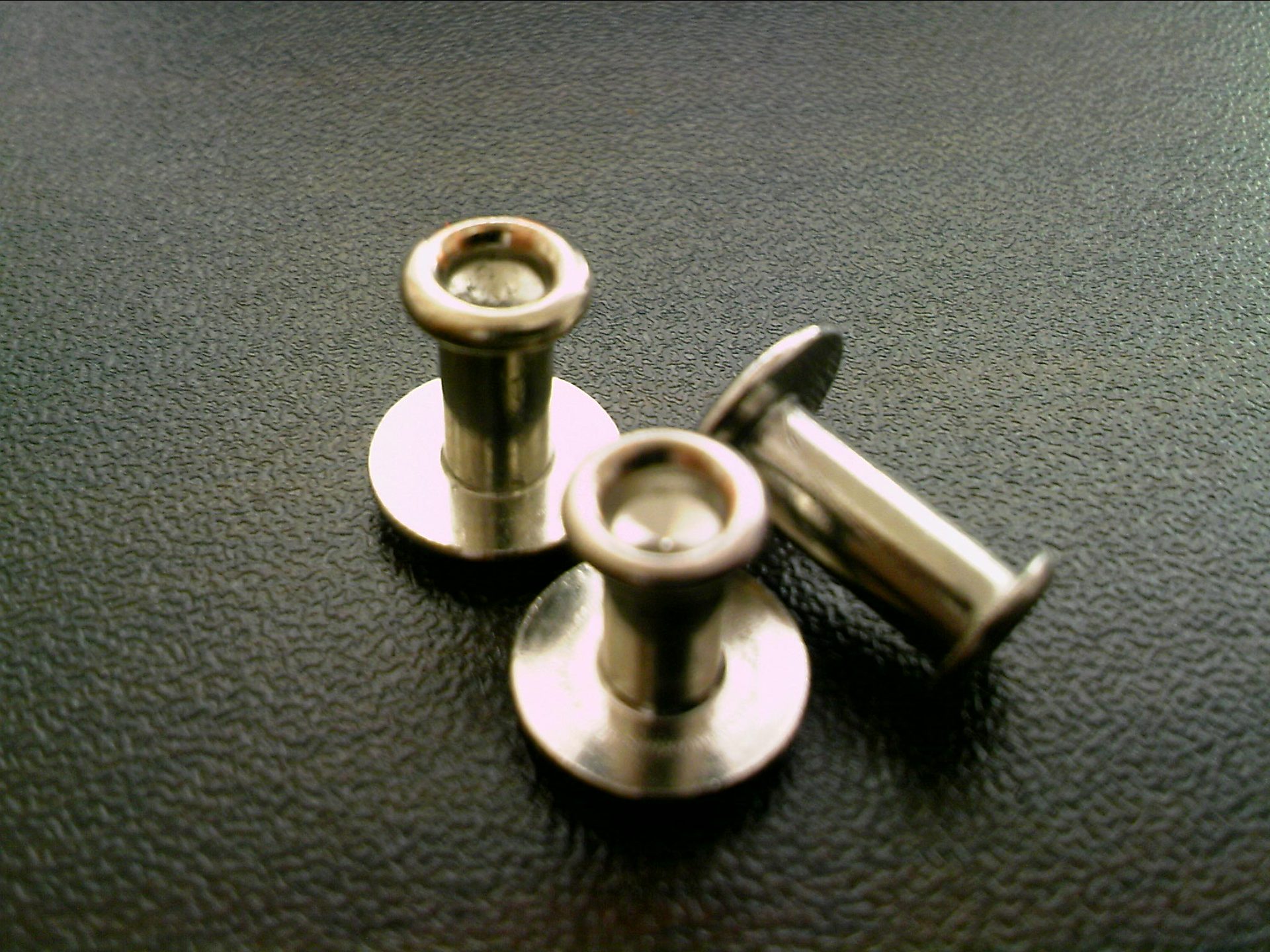 【轮子铆钉机,五金制品件铆钉机,行李箱铆钉机,大型短管式铆钉机】价