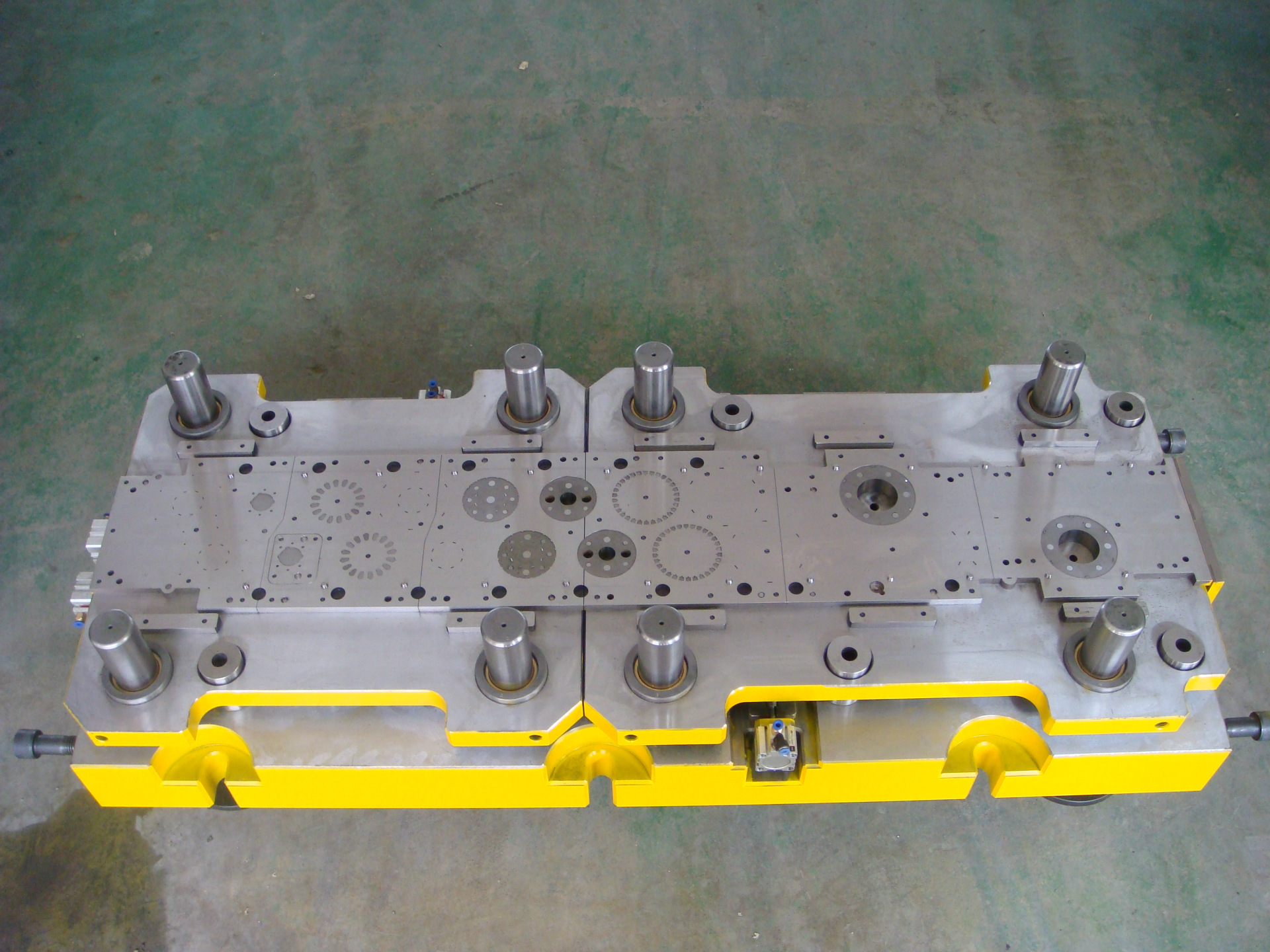 外转子风机铁芯高速冲级进模