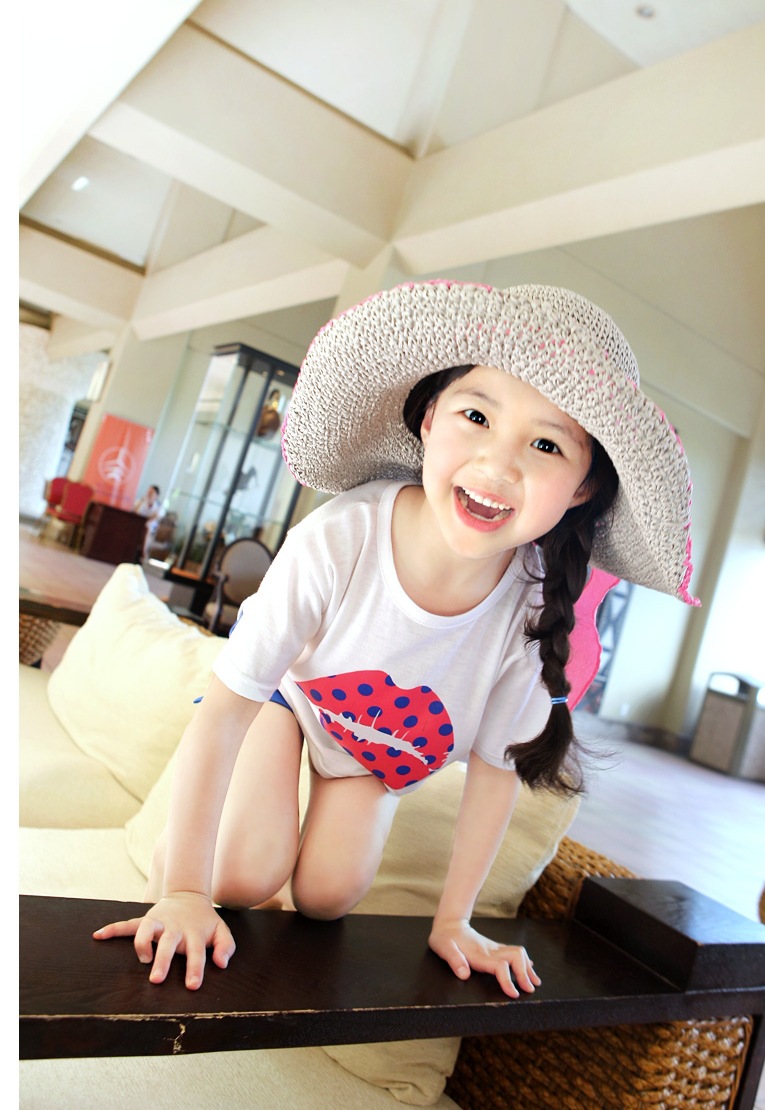 丫丫吉诺 韩国进口女童t恤 潮爆整个韩国的美唇图案