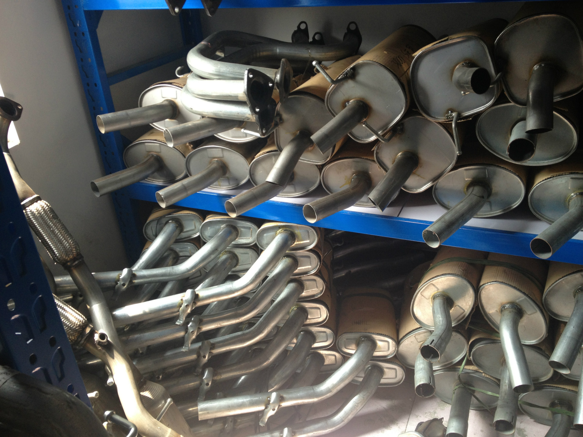 邦腾汽车配件销售中心中高档轿车消声器仓库一角