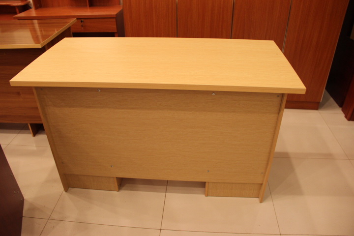 图二&nbsp; 办公桌背面整体实拍照