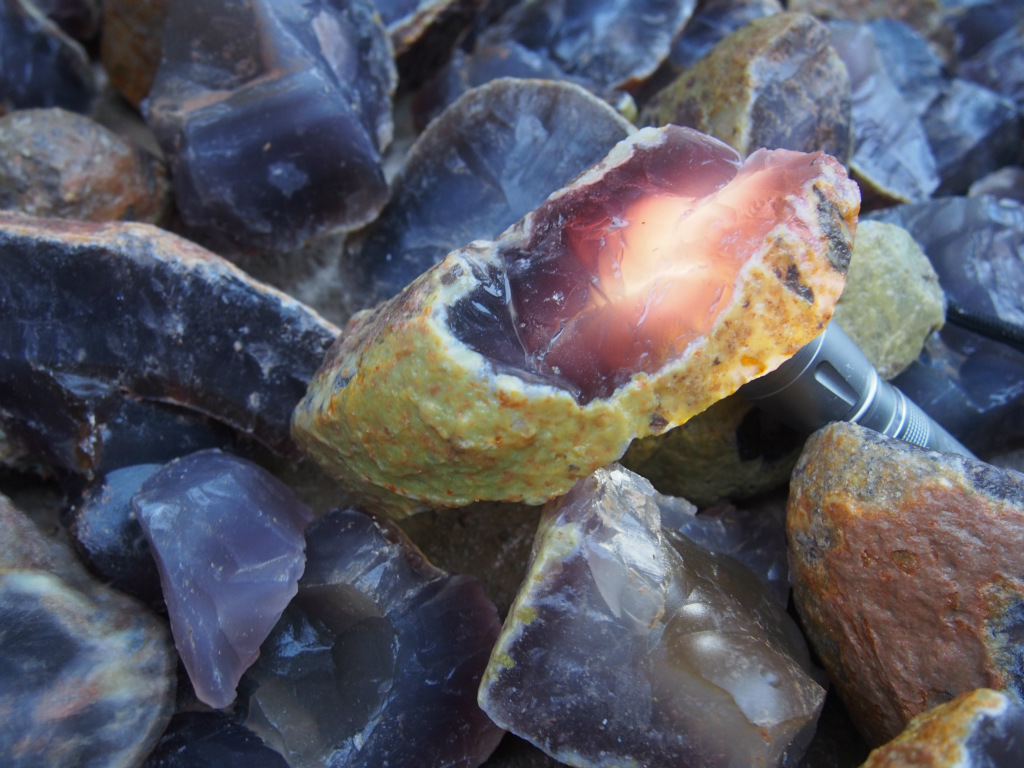 巴西紫玉髓原石