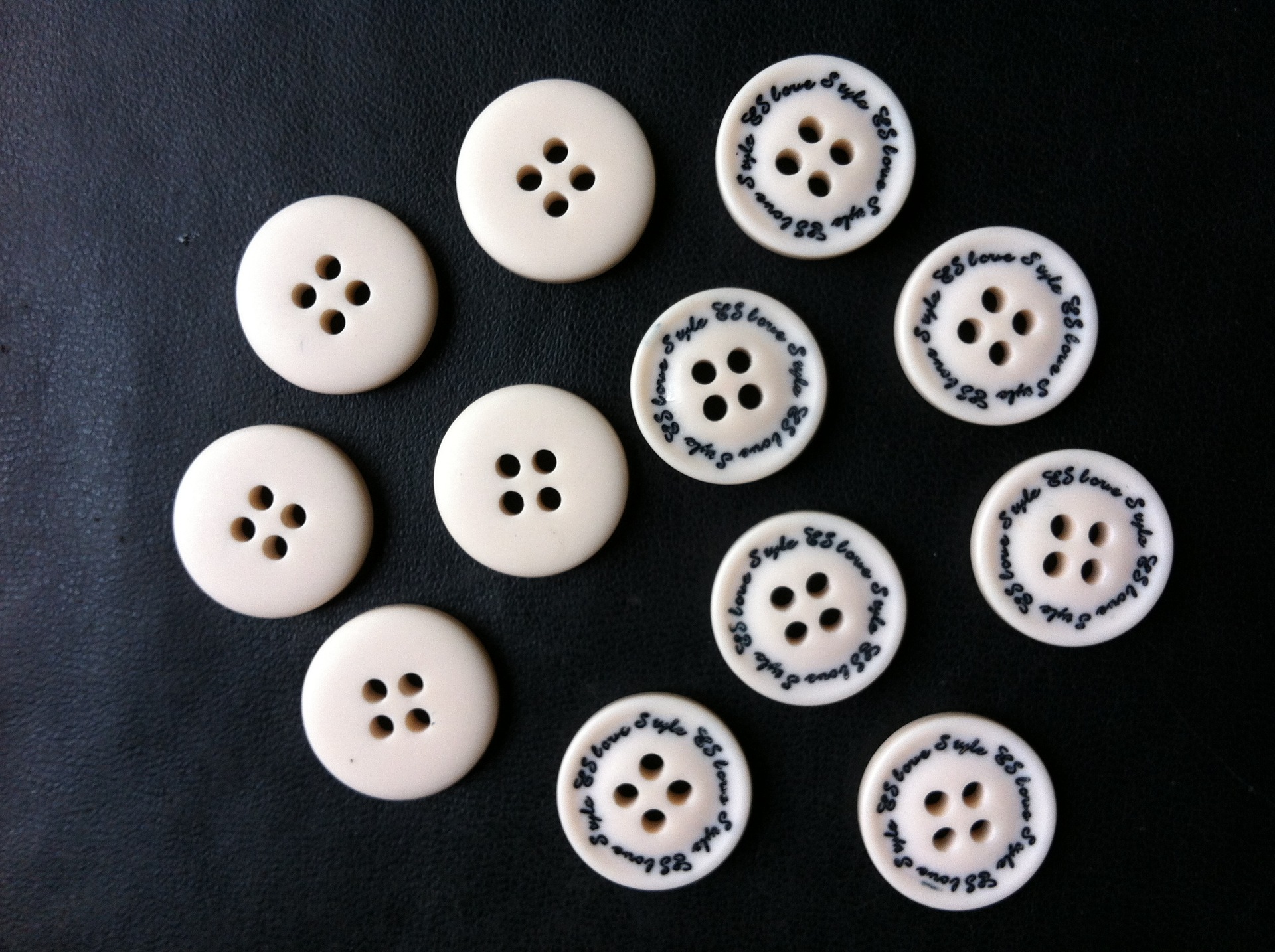 【信轩纽扣】专业生产28l圆形米白色填漆时尚树脂扣