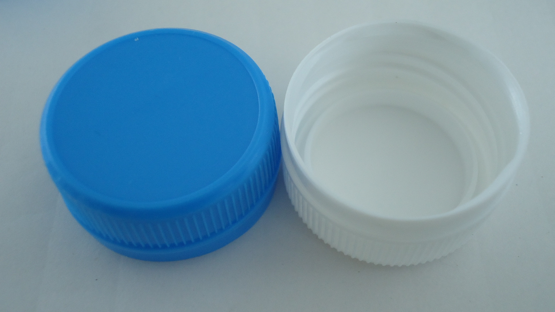 供应28mm口径塑料盖子 30口塑料瓶盖 38口pe瓶盖 通用滴塑瓶盖
