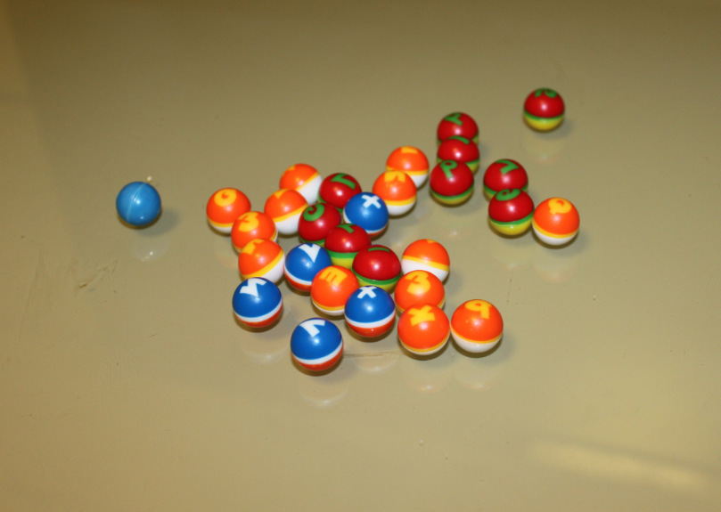 厂家注塑益智玩具塑料弹珠含钢珠6g/8g