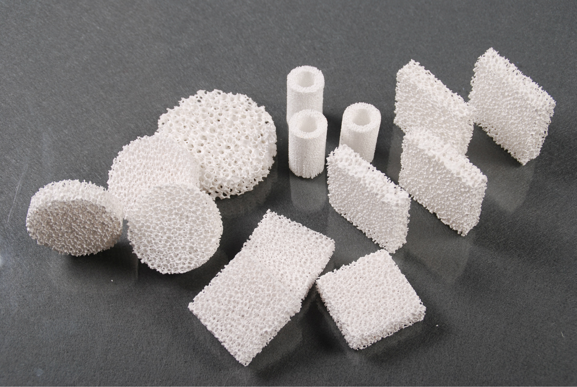 长期供应各种规格氧化铝,氧化锆,碳化硅泡沫陶瓷过滤片