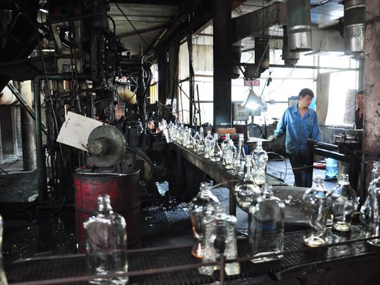 工厂定制高白料透明玻璃酒瓶500ml山东郓城厂家定制高档彩色喷涂白酒