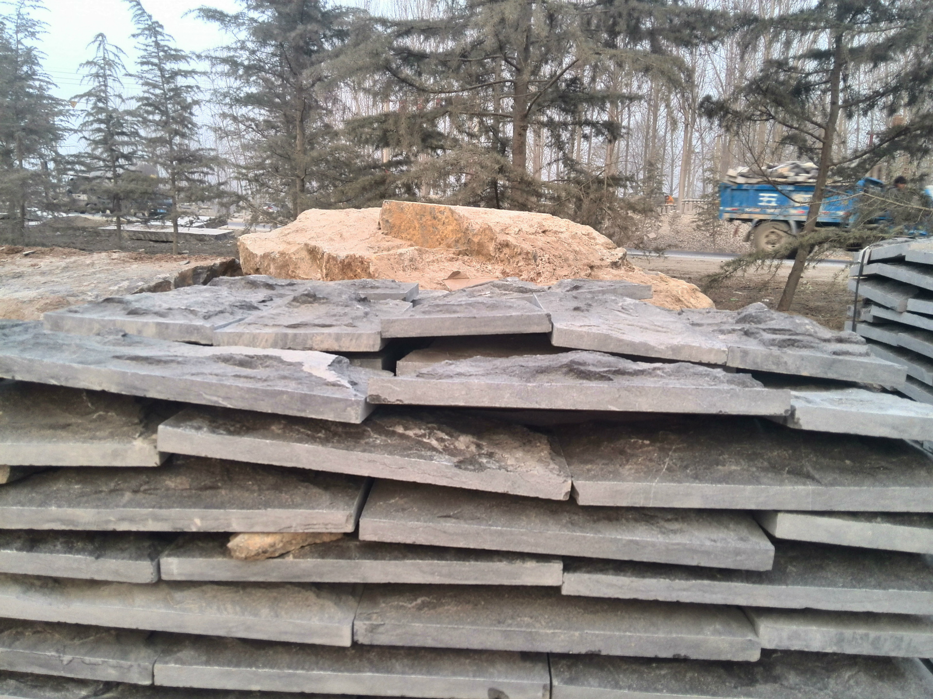 嘉祥青石厂家供应青石板/适应与园林石材工程的嘉祥青石蘑菇石