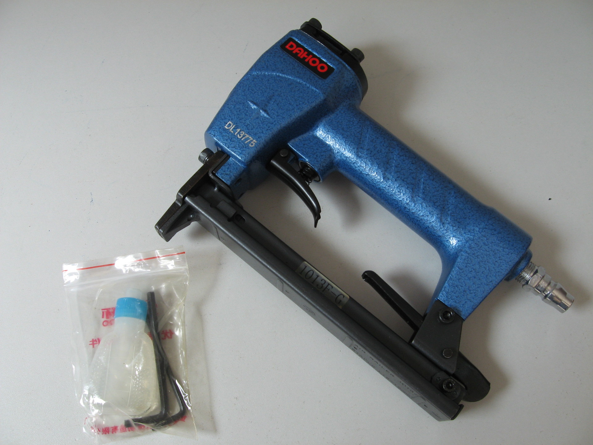 供应大环牌气动钉枪1013f-g码钉枪 耐用射钉枪 蓝色经典定制款