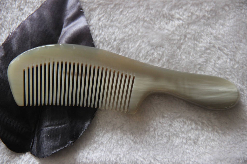 批发厂家直销大量天然手工黄牛角梳 保健梳 中号按摩梳精品