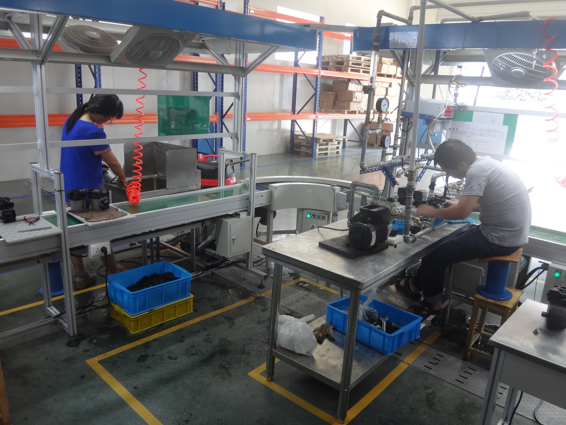 全自动流水线, 给工人提供了舒适的工作调节,确保工人安装出质量过硬