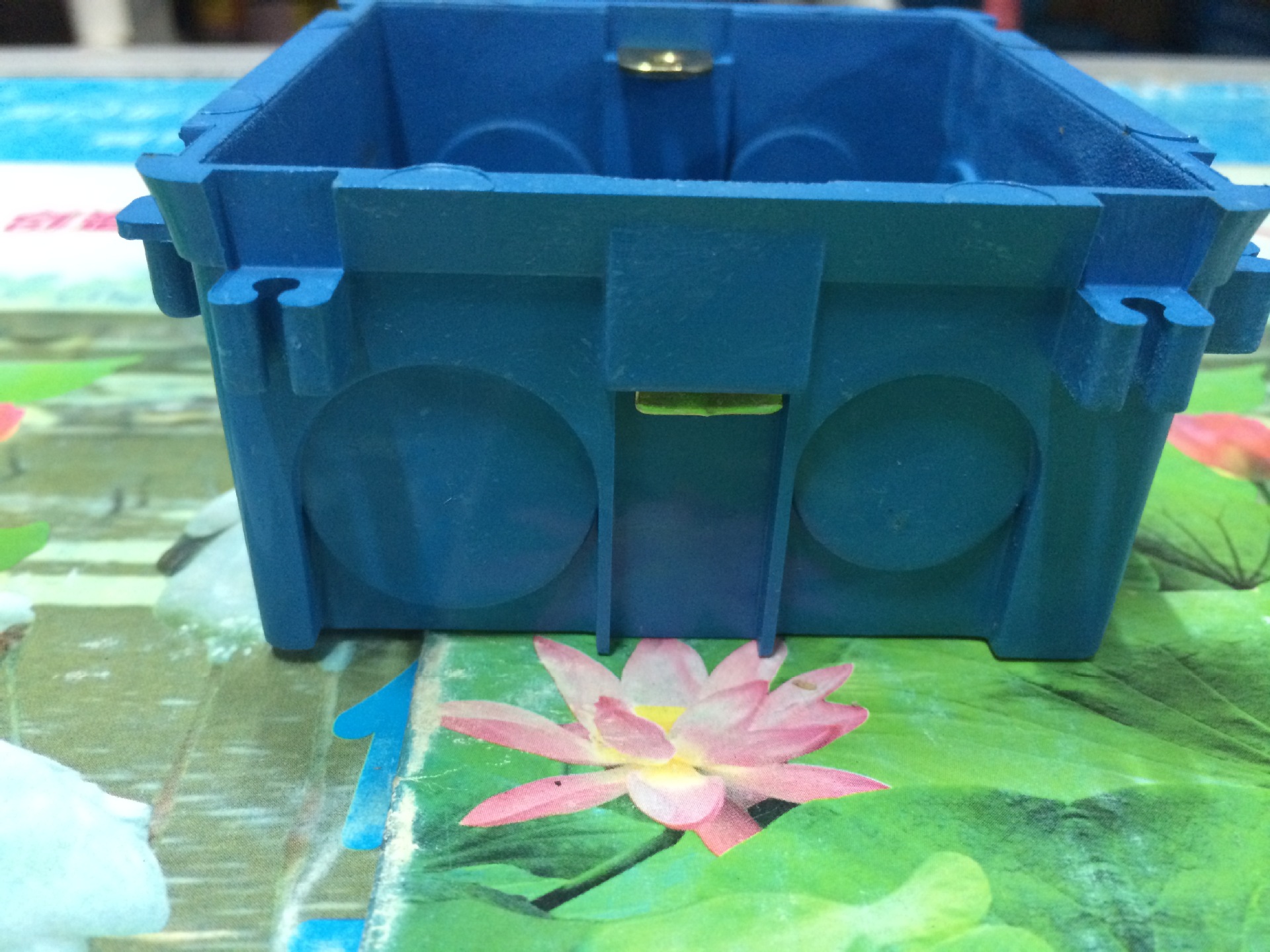 创亿蓝色暗装底盒(自锁,可拼装底盒)