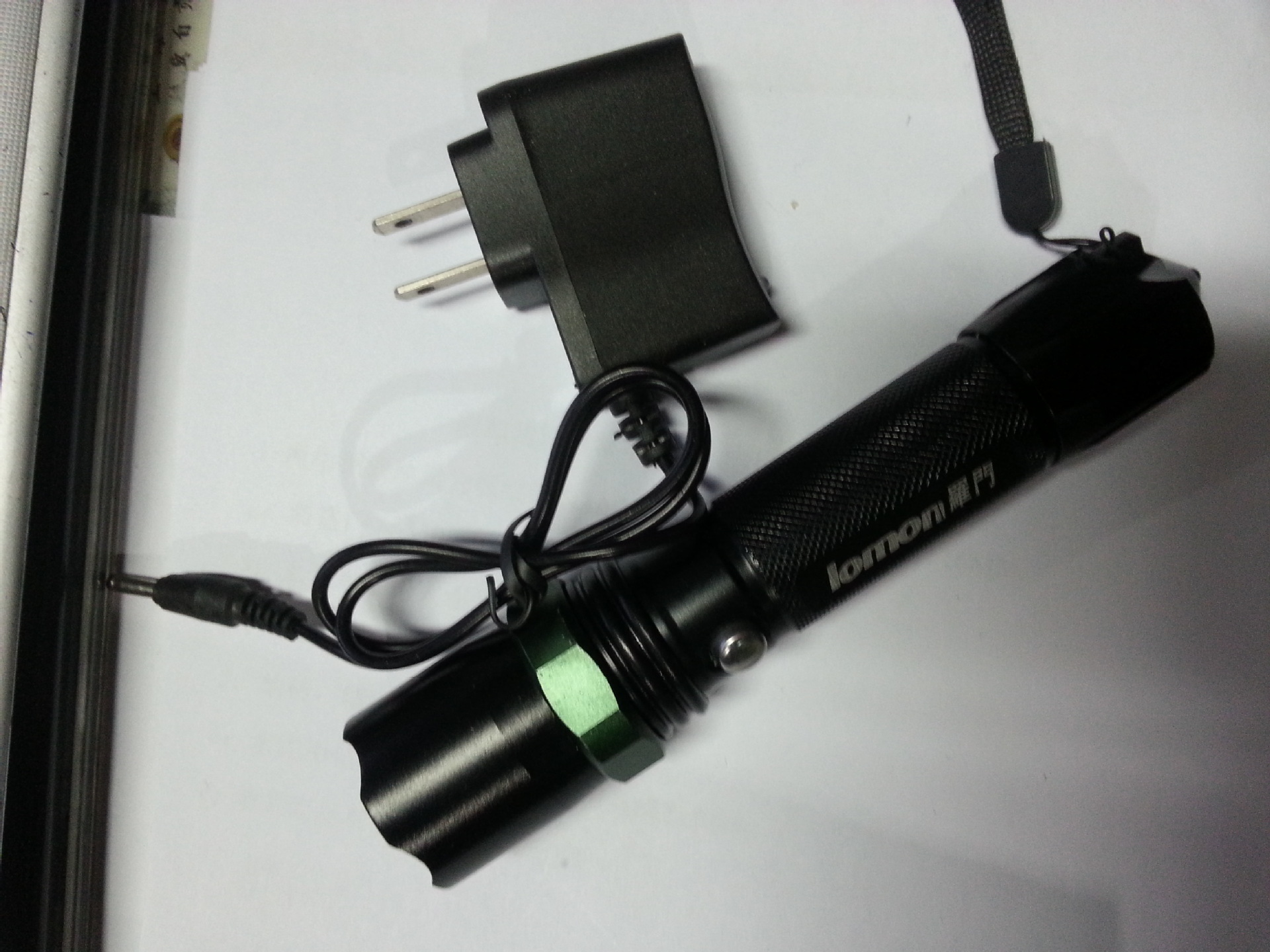 强光锂电手电,led超长使用寿命,光束射程100-300米