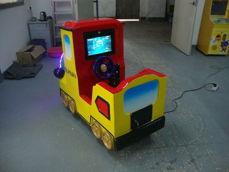 1岁半男孩玩儿童摇摆机绞断手指 三无产品隐患重重