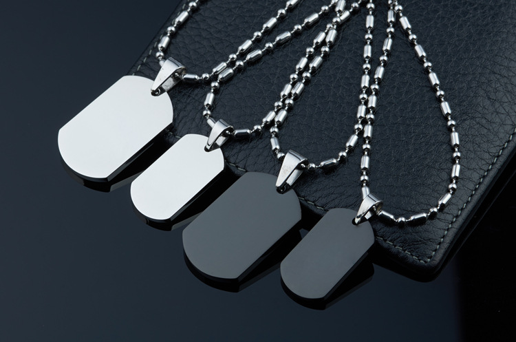 可刻字情侣光牌吊坠项链批发,钛钢情侣方牌刻字饰品批发混批