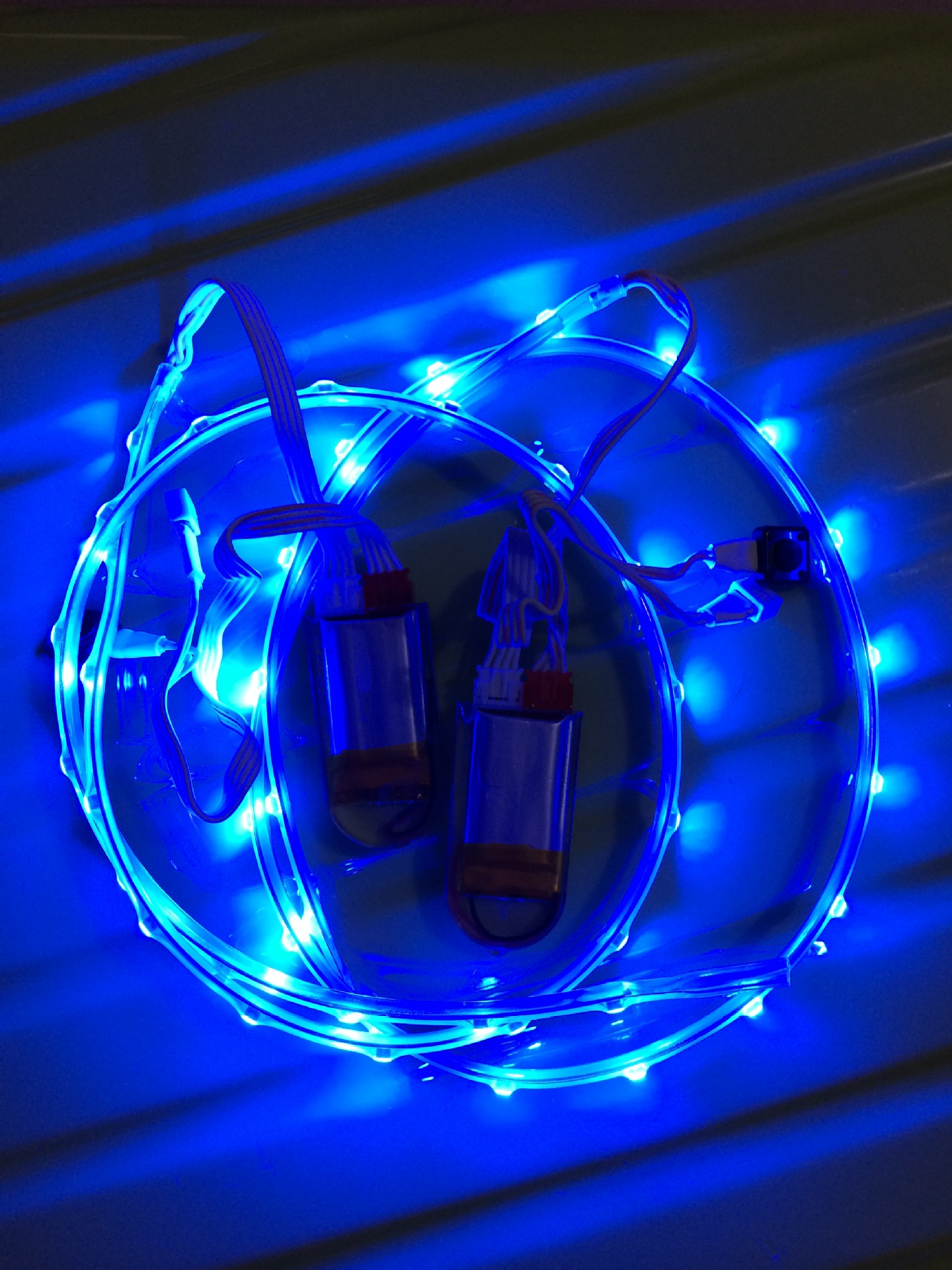 厂家直销最新七彩发光led鞋灯可充放电鞋底灯带加钢条带控制开关