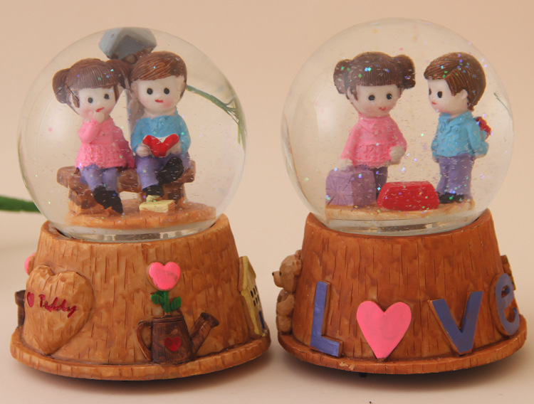 供应卡通小人家居装饰工艺品水晶球音乐盒家居摆件 礼品加工定制