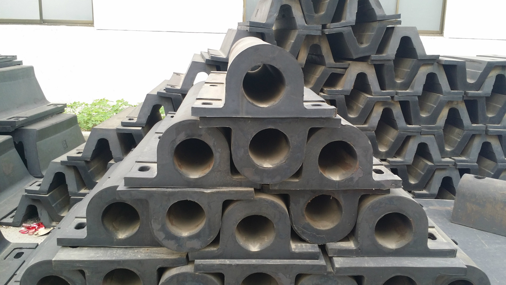 厂家直销各种船用护舷 橡胶护舷 d型护舷 港口 码头护舷