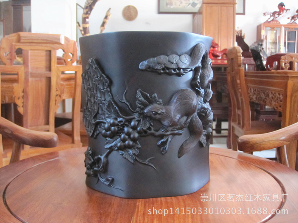 木雕工艺品 红木笔筒 松鼠葡萄笔筒 红木工艺品 沉贵宝笔筒 礼品
