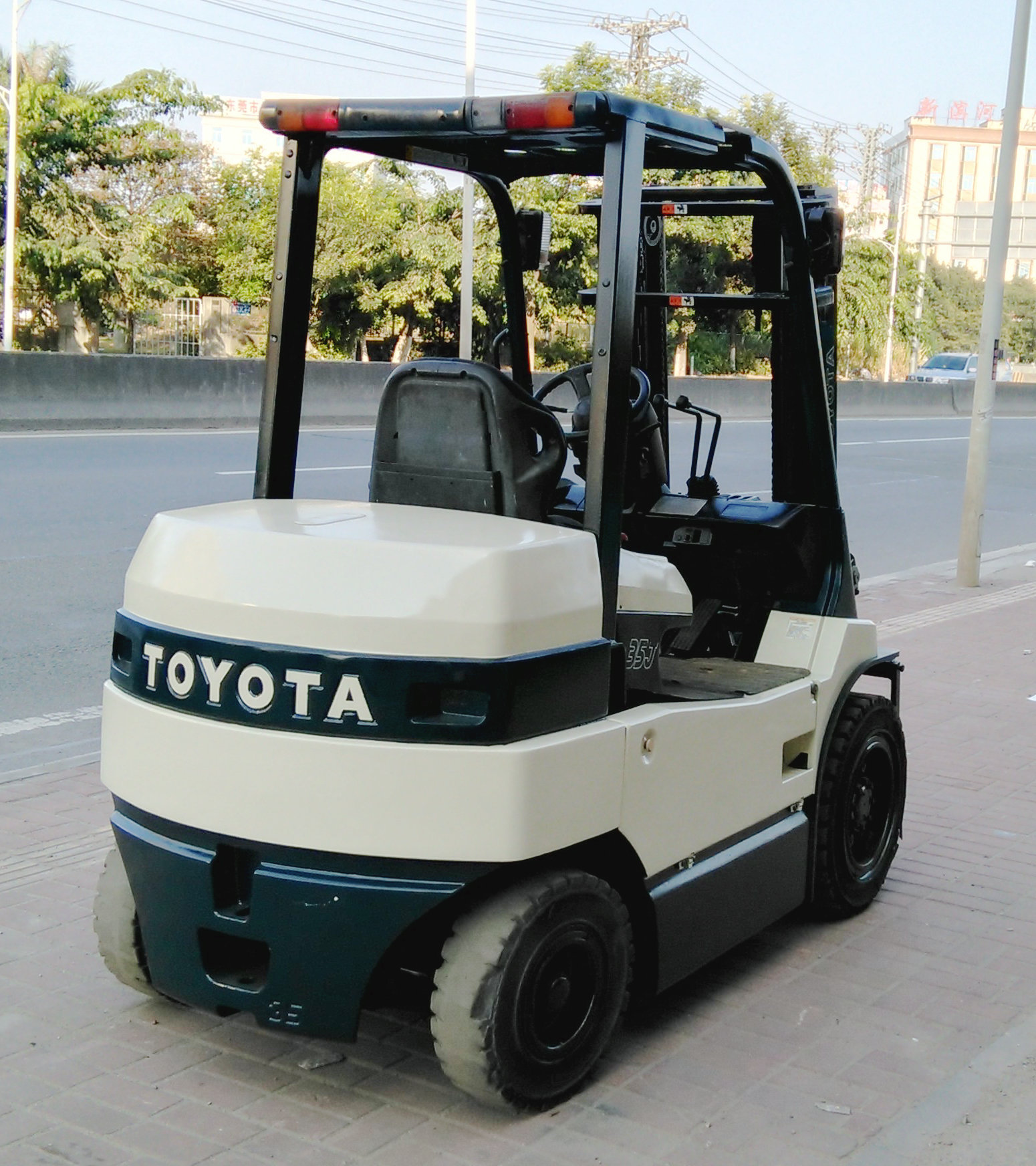 二手进口7fbj35丰田电动叉车