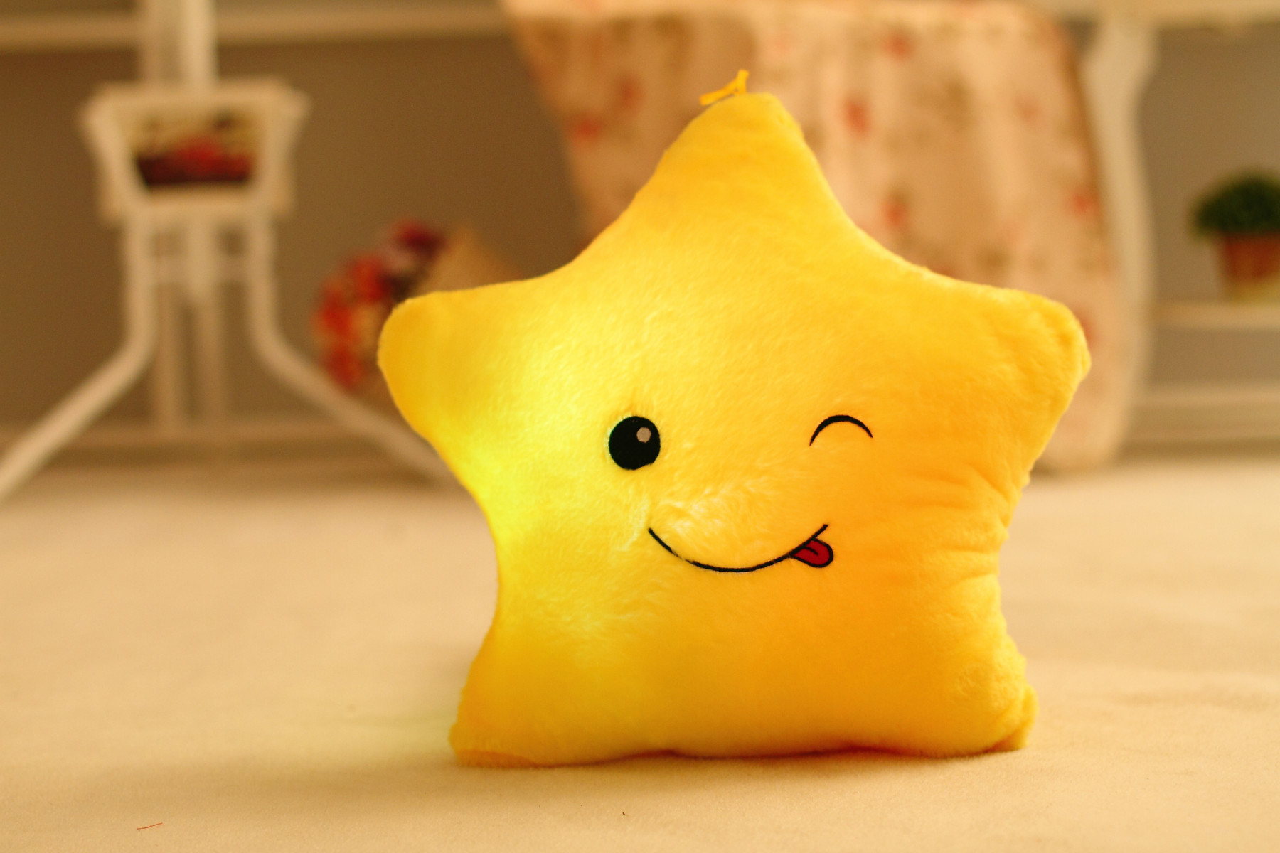 七彩音乐发光抱枕星星熊掌幸运星生日礼物可爱心形五角星靠垫批发