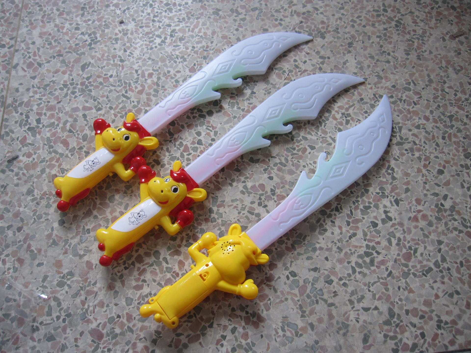 i062地摊热销货源 电动音乐发光刀 七彩发光刀 夜市儿童玩具