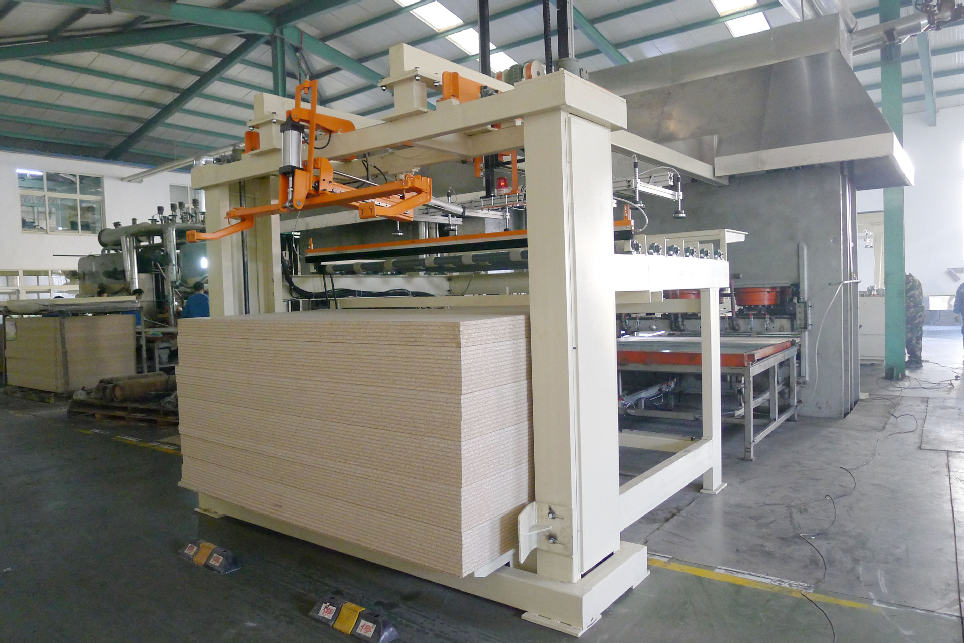 有需要三聚氰胺贴面板热压机自动线的请与我工厂联系哦