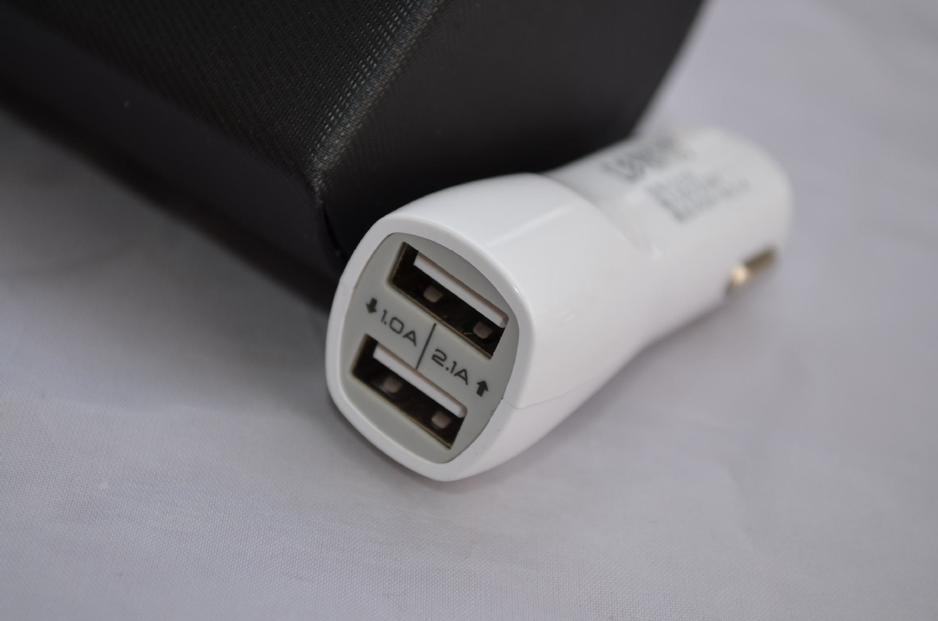 批发原装世纪飞扬c1100车载充电器 5v 1a智能手机通用usb车充