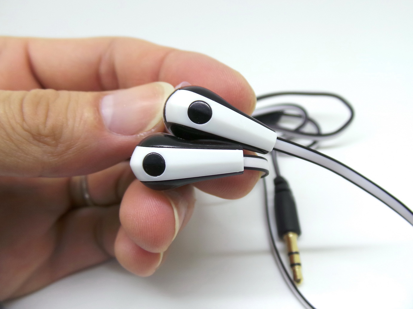 2014面条魔音耳塞 地摊热销通用入耳式彩色间白耳机批发地摊王