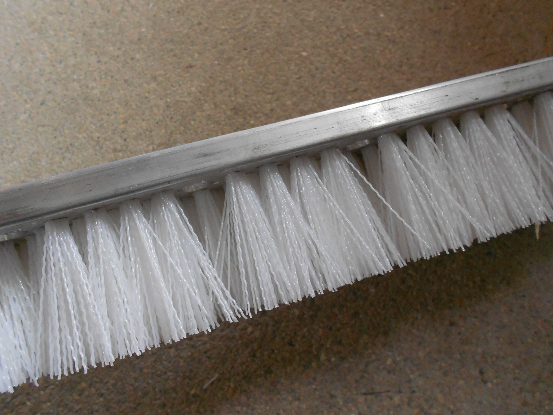 毛刷条,又叫条刷,条形刷,铁皮条刷,铝条刷,工业条刷等,是采用铁皮条或