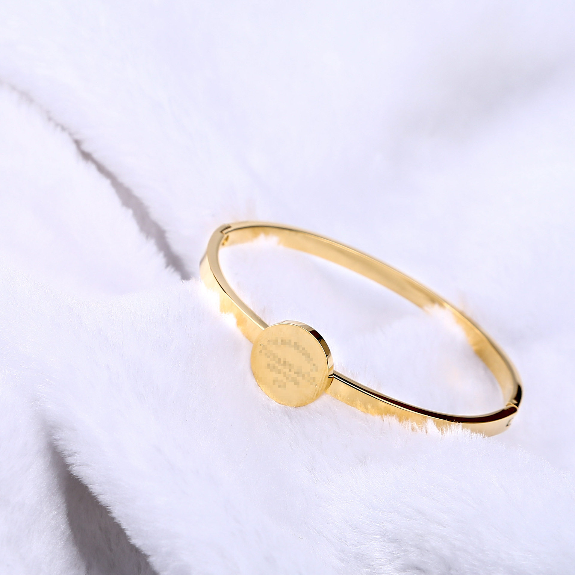 速卖通外贸货源出口混批 高档时尚不锈钢手镯 圆盘tfn字母手镯