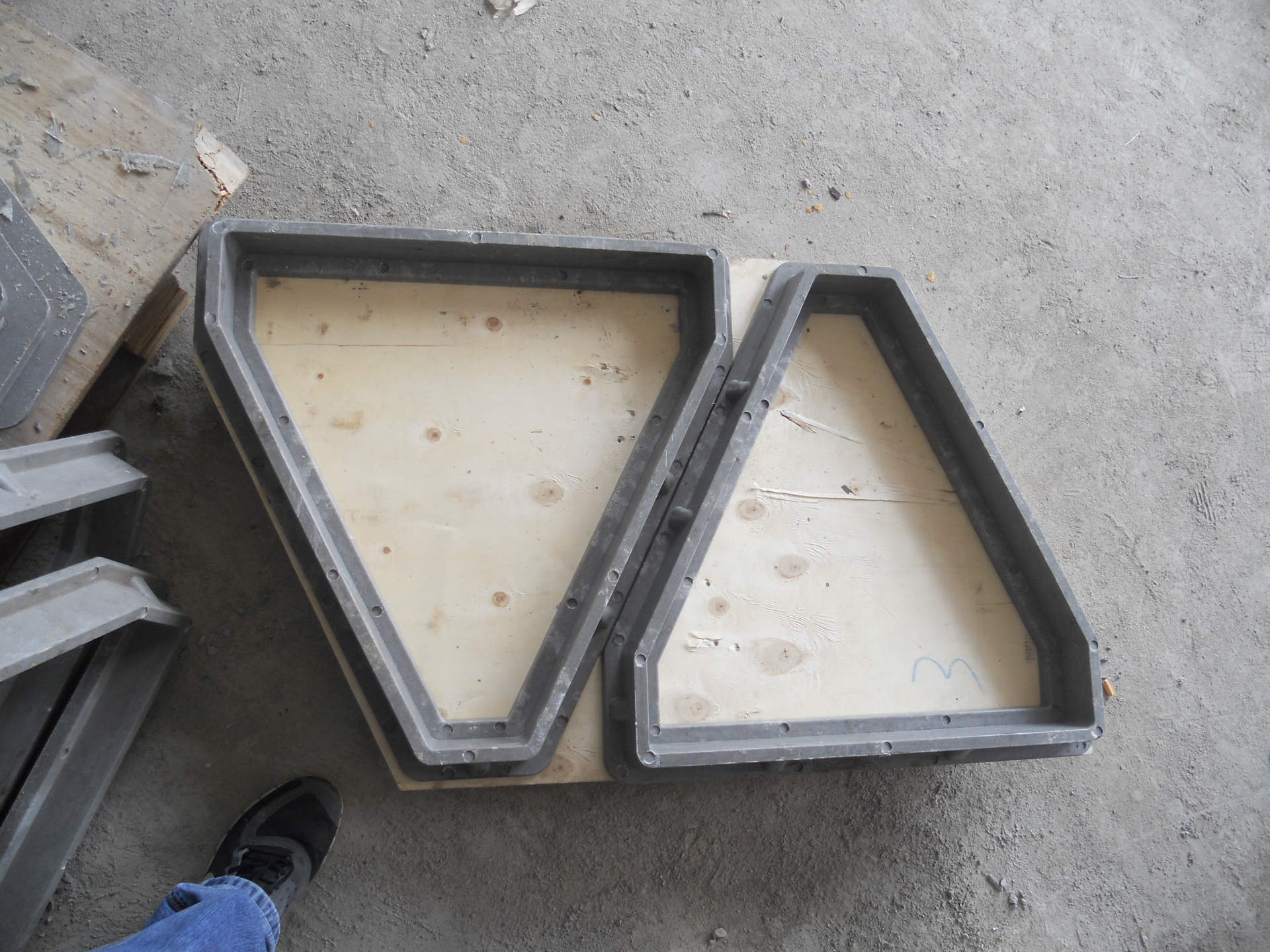 岳峰牌高分子树脂三角型井盖出口产品质量好内径50050050mm